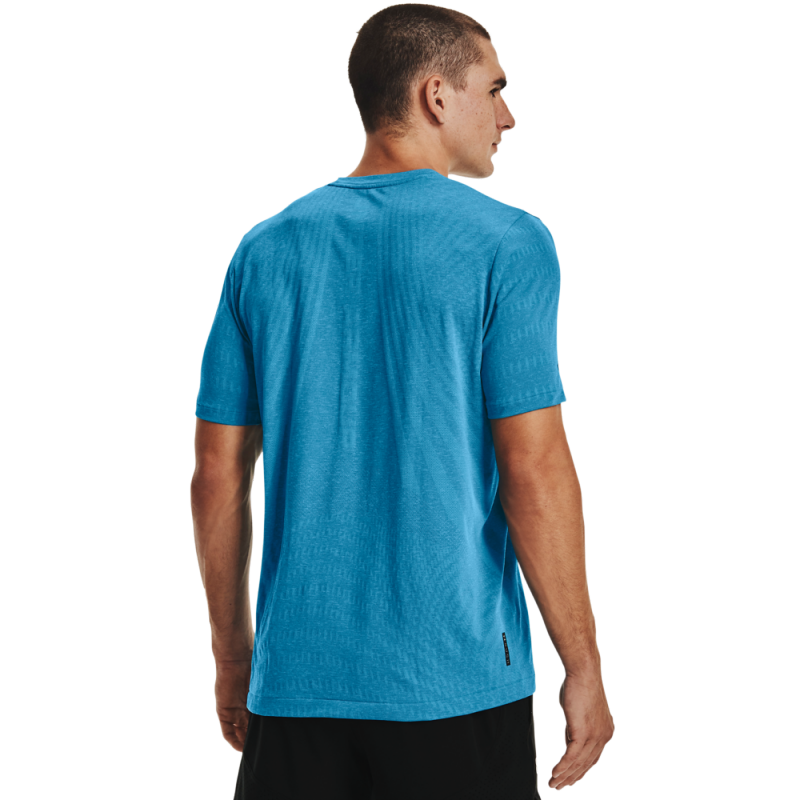 Moška športna majica UA RUSH SEAMLESS ILLUSION SS, ki jo ponuja znamka Under Armour, predstavlja vrhunsko oblačilo za športne aktivnosti. Izdelana je iz inovativnega materiala, imenovanega RUSH, ki je zasnovan za izboljšanje vaše uspešnosti med vadbo.