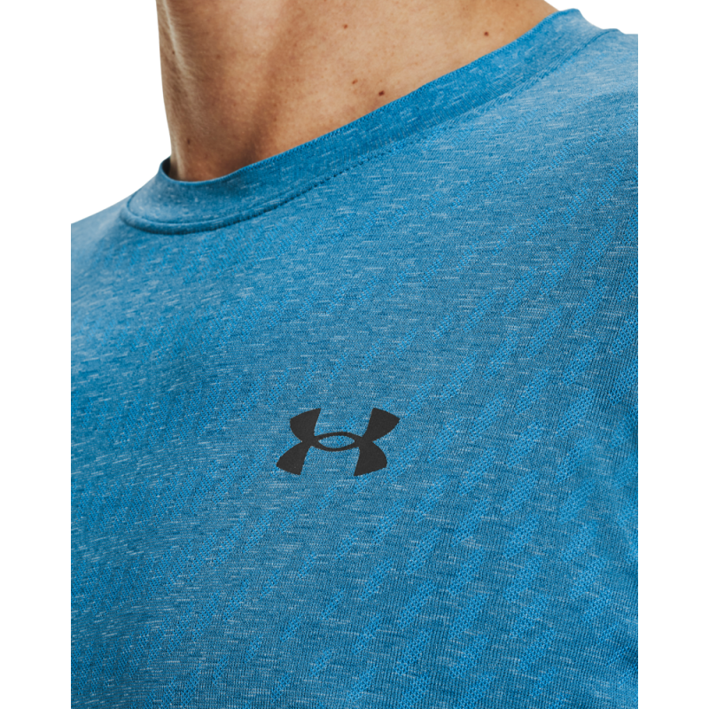 Moška športna majica UA RUSH SEAMLESS ILLUSION SS, ki jo ponuja znamka Under Armour, predstavlja vrhunsko oblačilo za športne aktivnosti. Izdelana je iz inovativnega materiala, imenovanega RUSH, ki je zasnovan za izboljšanje vaše uspešnosti med vadbo.
