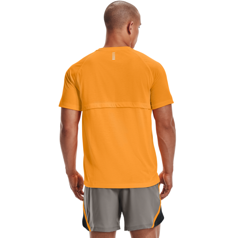 Moška tekaška majica UA STREAKER SS je vrhunski kos oblačila, ki ga je razvilo podjetje Under Armour, znano po svoji visoki kakovosti in inovativnih tehnologijah. Ta majica je zasnovana posebej za tek in zagotavlja optimalno udobje.