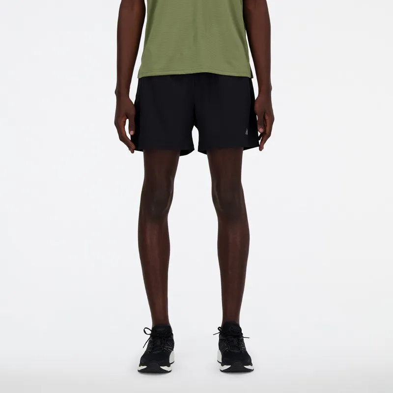 Moške športne hlače New Balance Sport Essentials Short 5 Lined, lahke in zračne kratke hlače z notranjo podlogo za tek in trening.
