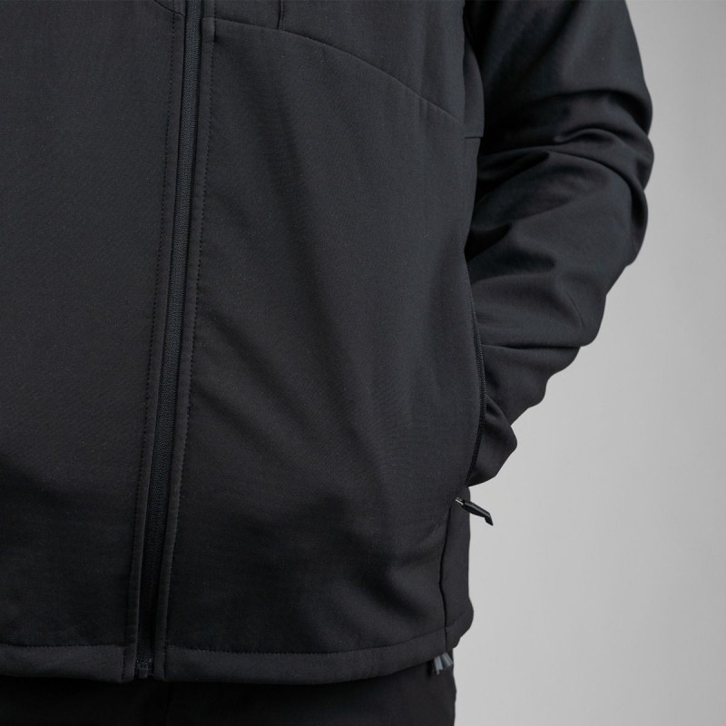 Softshell jakna Elan je zasnovana za dinamične aktivnosti in spremenljivo vreme. Izdelana iz raztegljive tkanine, nudi svobodo gibanja in udobje. Kapuca ščiti pred vremenskimi vplivi, medtem ko nastavljive manšete omogočajo prilagodljivo prileganje.