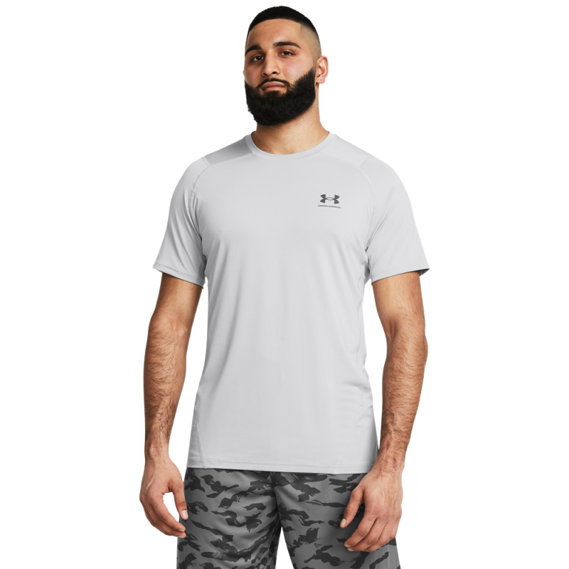 
Moška športna majica Under Armour HG Armour FTD Graphic SS je zasnovana za aktivne moške, ki iščejo udobje in funkcionalnost med vadbo. Izdelana iz hitro sušečega in elastičnega materiala, učinkovito odvaja znoj ter ohranja suhost.