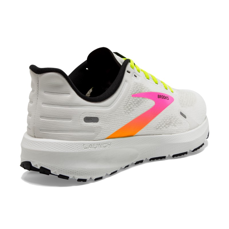 Ste pripravljeni za hiter trening ali tekmo? Novi Launch 9 je kot vedno lahek in hiter, zelo odziven nevtralni model. Nova verzija je še malce lažja kot do sedaj, kljub temu, da je dodano več blaženja BioMoGo DNA, podplat pa je debelejši za 2mm. 