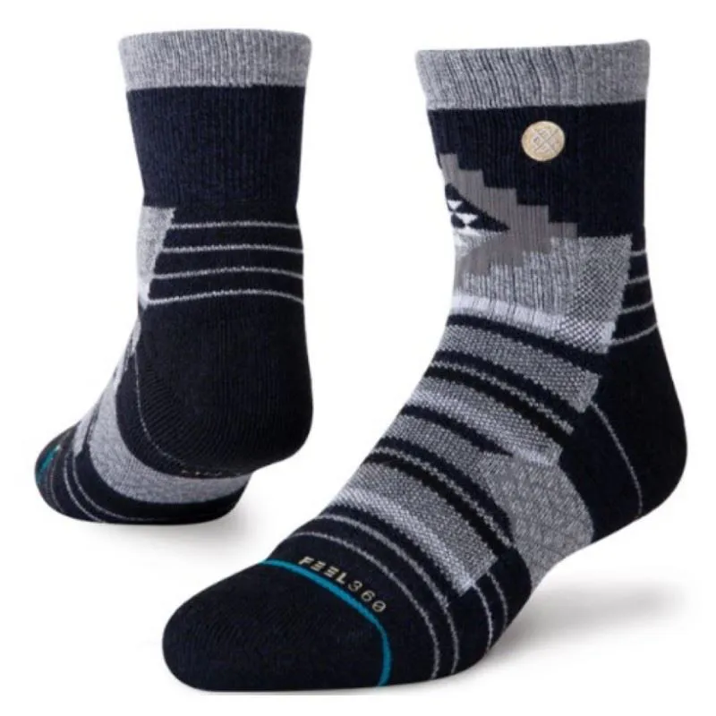 Nogavice STANCE Little Creek Navy Quarter Medium združujejo udobje in športno funkcionalnost v kompaktni “quarter” višini. Mehki in trpežni materiali zagotavljajo prijetno prileganje ter dobro zračnost, temno moder odtenek Navy pa daje klasičen, vsestranski videz. Primerne so za vsakodnevno uporabo, športne aktivnosti ali sproščene outfite, kjer sta udobje in zanesljivost ključnega pomena.