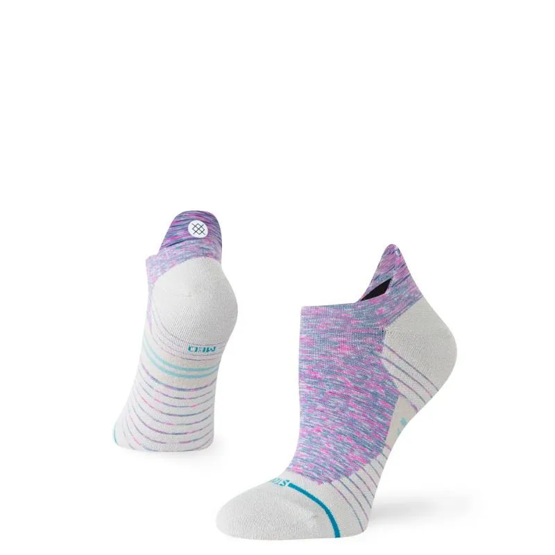 Čarape STANCE Marshy FUS M Tab Light u fuksija boji. Lagane sportske čarape s niskim tab krojem za optimalnu udobnost, prozračnost i potporu tijekom sportskih aktivnosti.