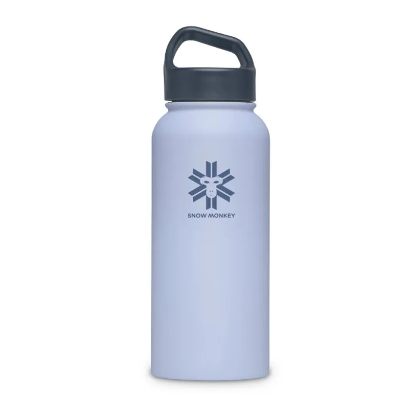 Velika termo steklenica SnowMonkey Traveler v barvi Arctic z dejansko prostornino 0,96 litra, vakuumsko izolacijo in priročnim držalom.
