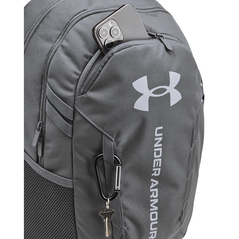 Odkrijte Under Armour Hustle 6.0 nahrbtnik, idealen za aktivne posameznike. Opremljen s tehnologijo UA Storm, ta nahrbtnik odbija vodo in nudi zaščito. Ima mehak predel za prenosni računalnik, varen žep z zadrgo in stranski žep za bidon.