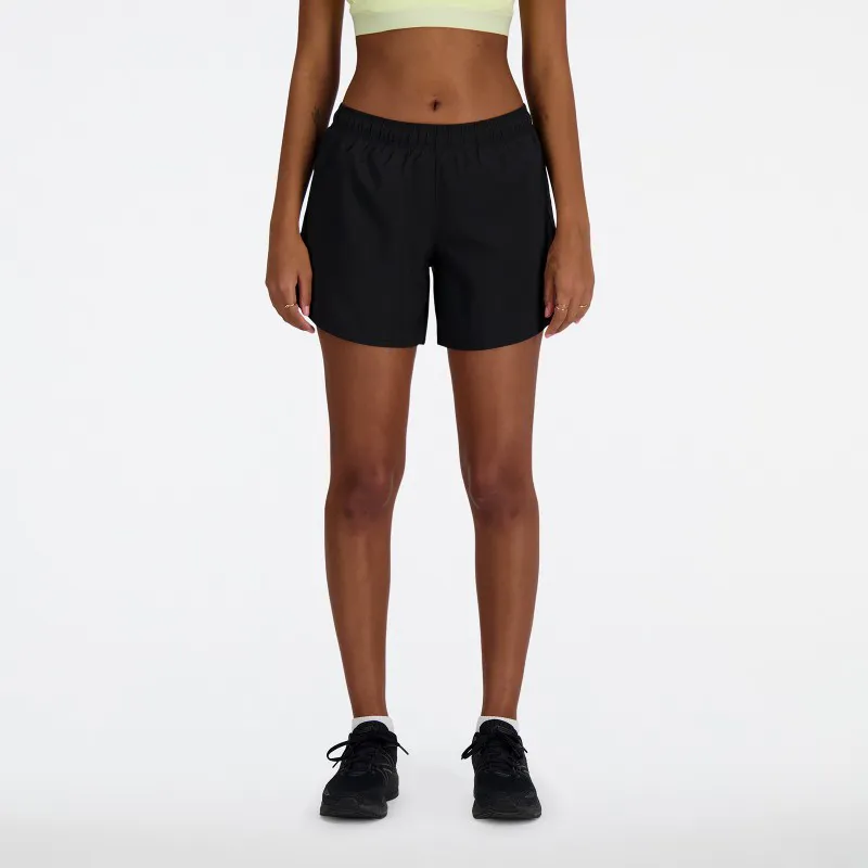 Ženske športne kratke hlače New Balance Sport Essentials Short 5" z lahkotno, zračno zasnovo in tehnologijo za odvajanje vlage, primerne za tek in trening.