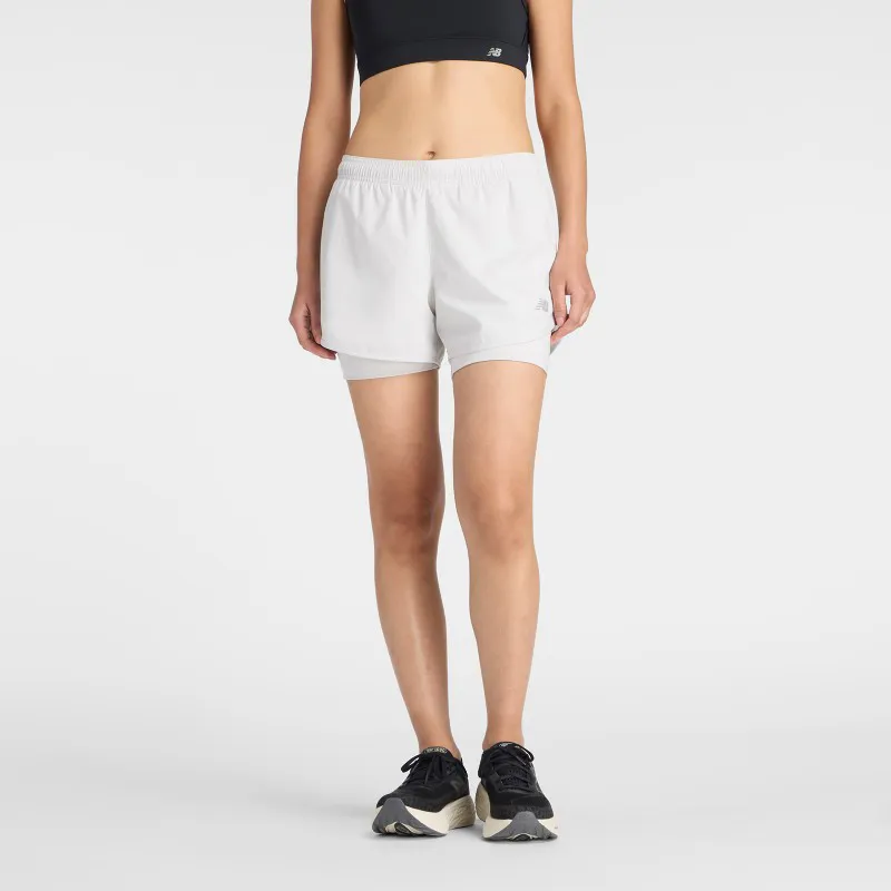 Ženske športne kratke hlače New Balance Sport Essentials 2-in-1 Short 3" v barvi Grey Matter z vgrajeno podlogo in tehnologijo NB DRY za suho in udobno vadbo.