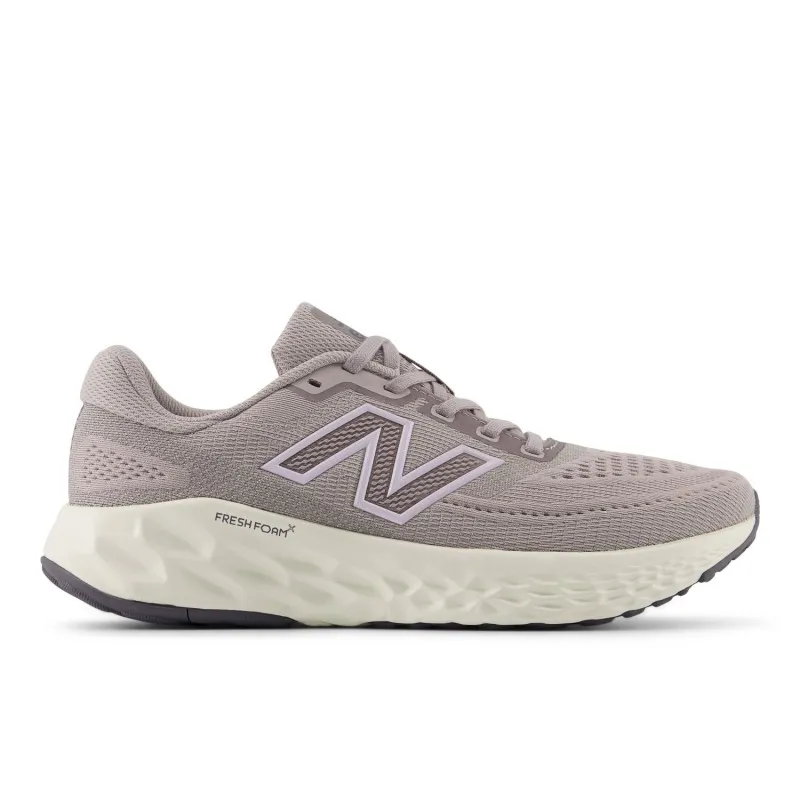 Ženske tekaške superge New Balance Evoz V4 z odzivno vmesno podlogo, lahkotno in zračno zgornjico ter udobnim podplatom za stabilen in energičen tek.