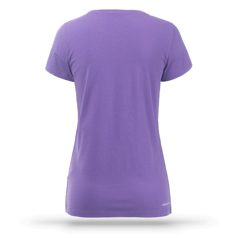 Majica Elan Primetime predstavlja najnovejši dizajn, ki združuje udobje in funkcionalnost na najvišji ravni. S klasičnim krojem in kratkimi rokavi v privlačni vijolični barvi ter potiskom smučišča na prsih, ponuja brezčasen in privlačen videz