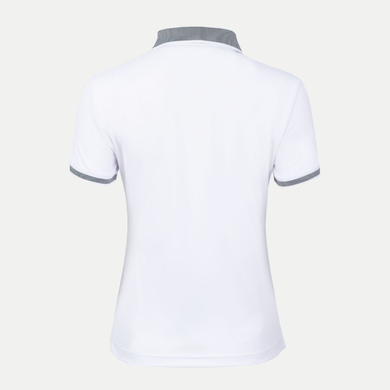 Ženska polo majica FILA EMMA je čudovit kos oblačila, ki združuje športen stil s prefinjenostjo. Z manjšim logotipom na prsih dodaja šik in subtilen poudarek. Izdelana je iz prožne tkanine, ki je izdelana iz recikliranih surovin.