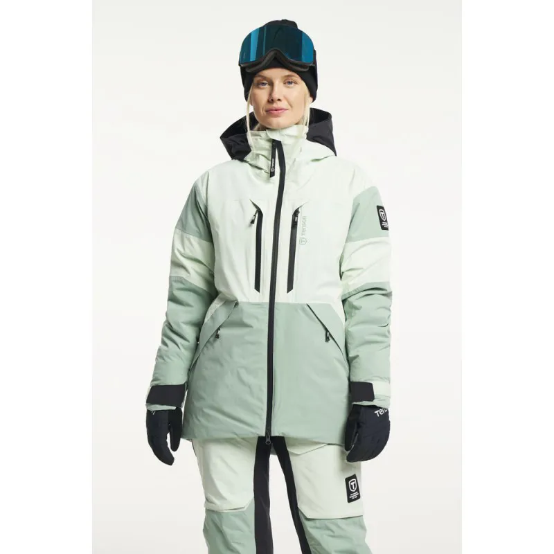 The TENSON Aero XX ski jacket is designed for true skiing enthusiasts, where weather conditions can change rapidly – from cold, windy mornings to sunny afternoons on the snow. An extremely versatile, adaptable, lightweight, and durable jacket.