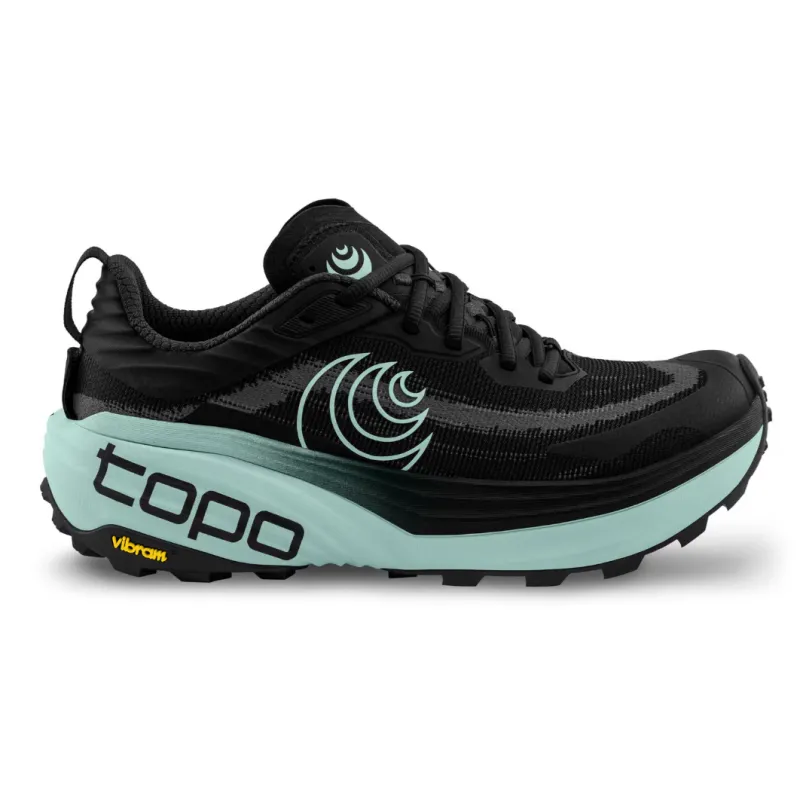 Ženske trail cipele TOPO Vista s ZipFoam™ amortizacijom i Vibram® Megagrip potplatom pružaju vrhunsku stabilnost, prianjanje i udobnost na tehničkim terenima. Idealne za duge trail trke.